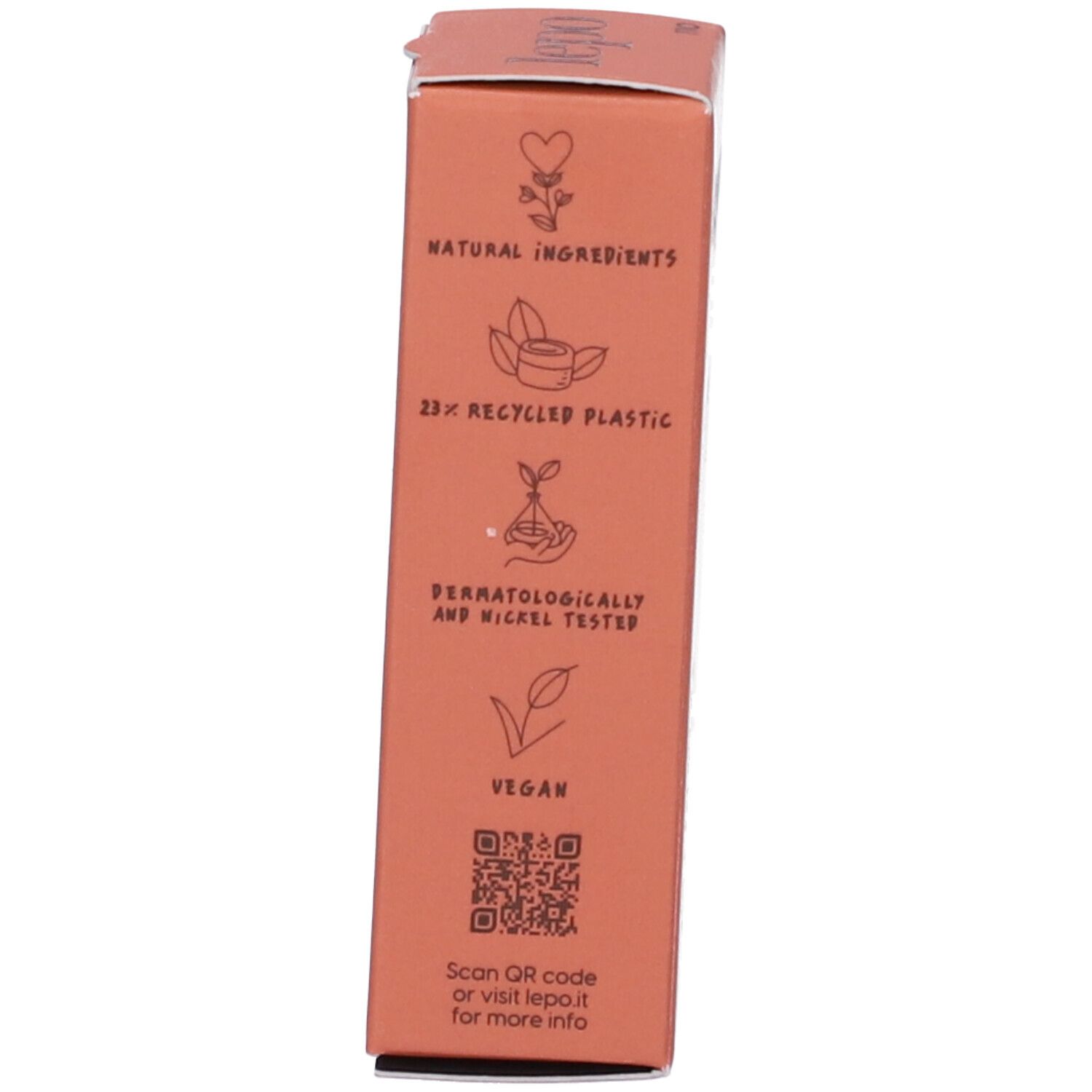 Retro della confezione del rossetto. Scritta: ingredienti naturali, 23% plastica riciclata, vegano.