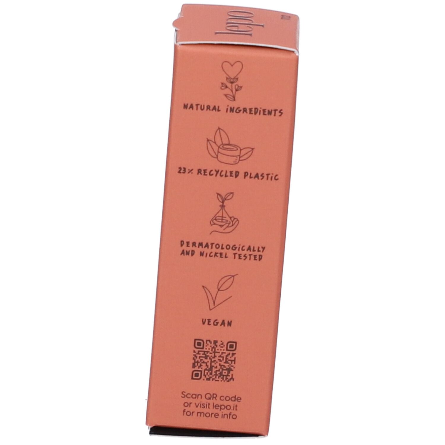 Retro della confezione del rossetto. Testo: ingredienti, vegano, plastica riciclata.