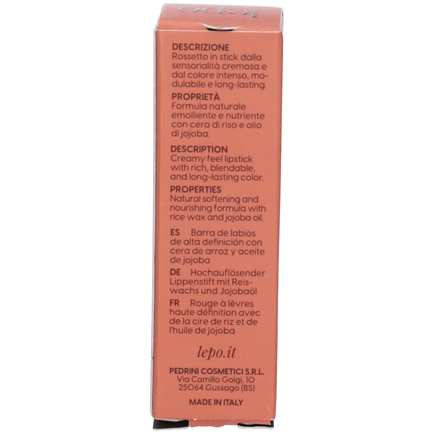 Lato della confezione del rossetto. Testo: descrizione, proprietà, ingredienti, prodotto in Italia.