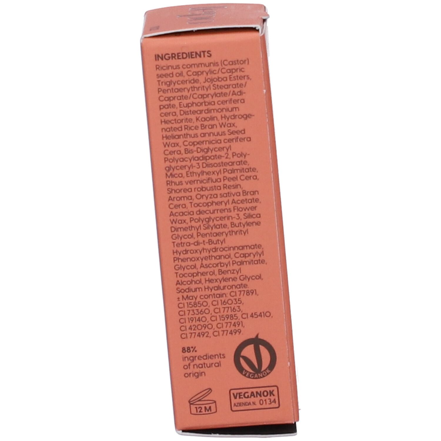 Lato della confezione del rossetto. Testo: ingredienti, vegano, 12M.