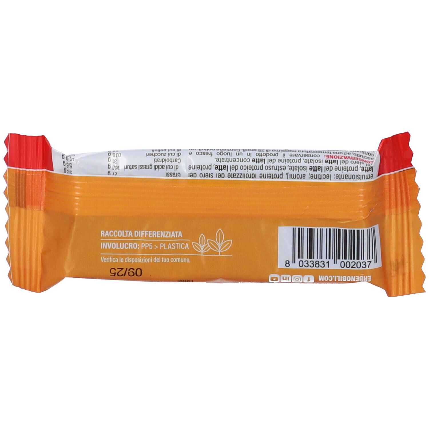 Retro della confezione della barretta. Arancione. Codice a barre e testo. Indicazioni raccolta differenziata.