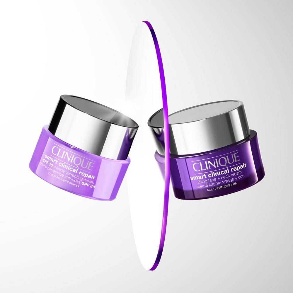 Due vasetti viola di crema Clinique Smart Clinical Repair con coperchi argentati.