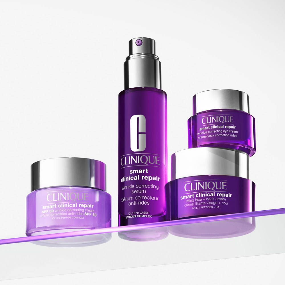Prodotti per la cura della pelle Clinique Smart Clinical Repair in confezione viola.