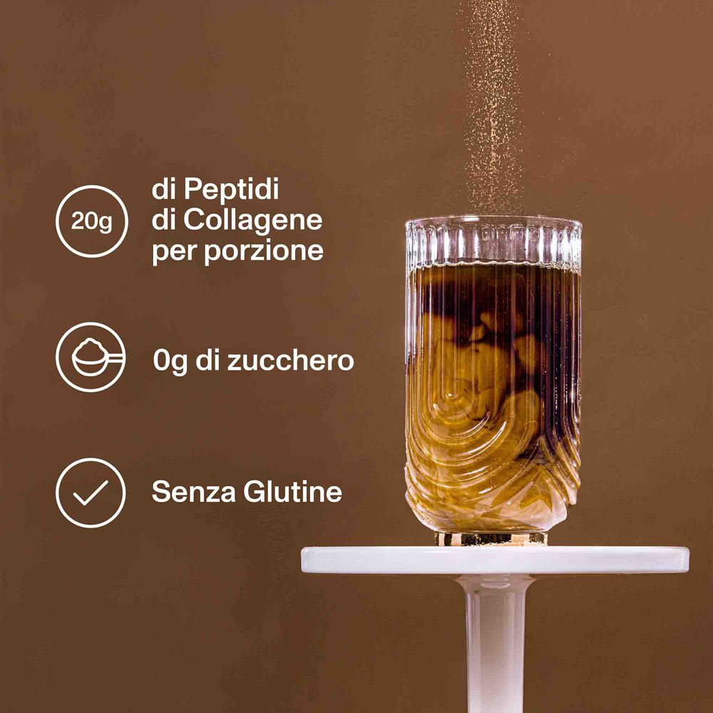 Bicchiere con bevanda e 20g di collagene. Senza zucchero, senza glutine. Su tavolo bianco.