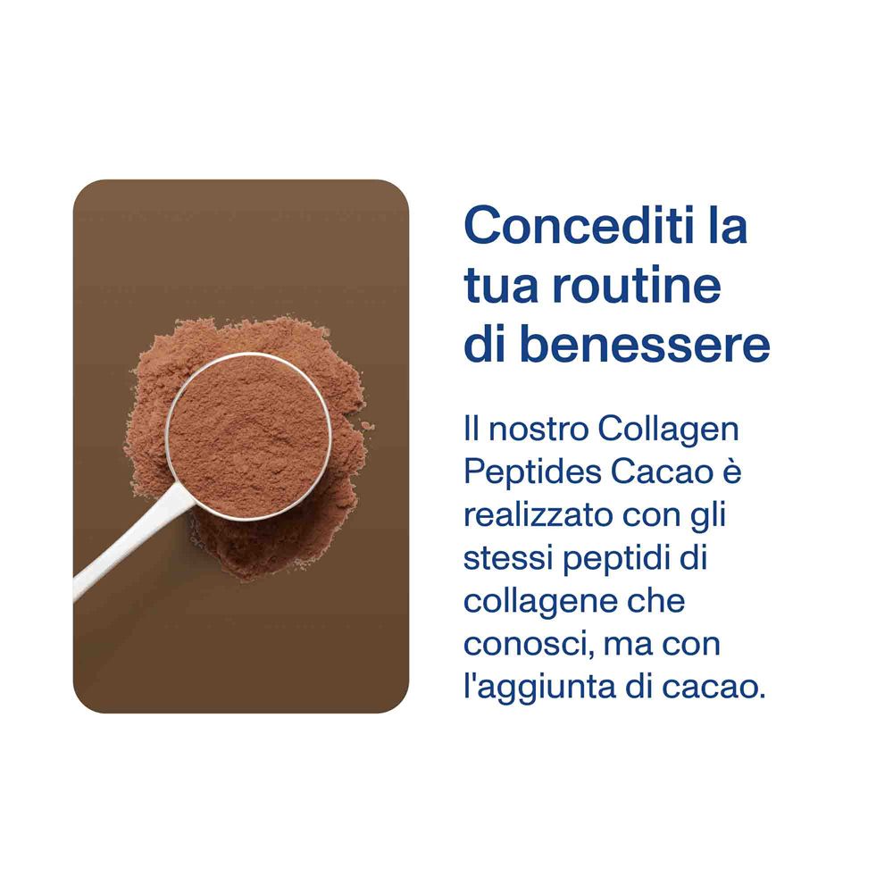 Polvere marrone in un cucchiaio. Testo: Collagen Peptides Cacao. Su sfondo bianco.