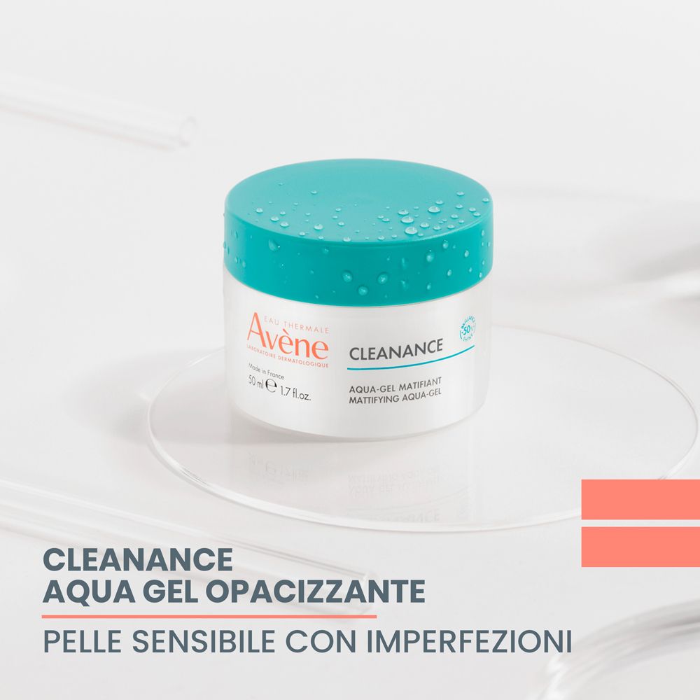 Vasetto bianco con coperchio blu. Scritta: Cleanance, Aqua-Gel opacizzante. Su lastra di vetro.