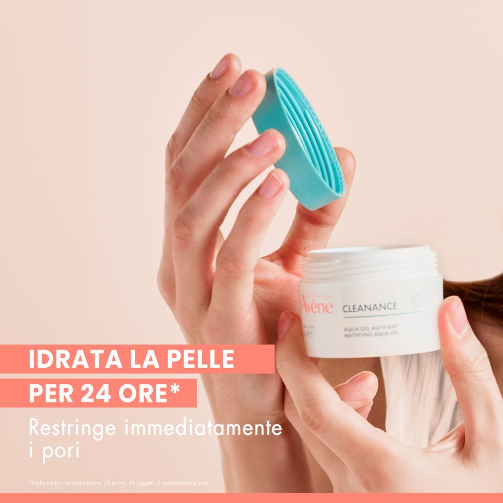 Mani che tengono un vasetto bianco con coperchio blu. Scritta: Eau Thermale Avène, Cleanance.