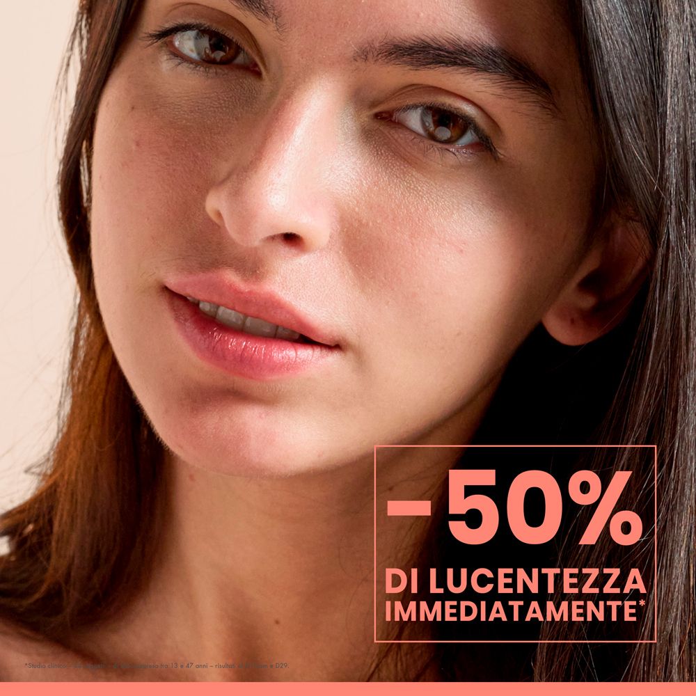 Volto di donna. Testo: -50% di lucentezza immediatamente.