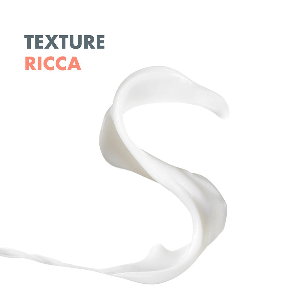 Schizzo di crema bianca. Testo: Texture Ricca. Texture della crema a forma di S, su sfondo bianco.