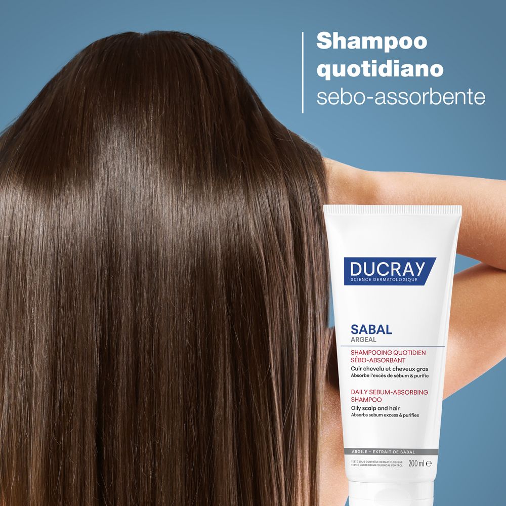 Persona con capelli lunghi e castani. Accanto, un tubetto di shampoo. Testo: Shampoo quotidiano sebo-assorbente.
