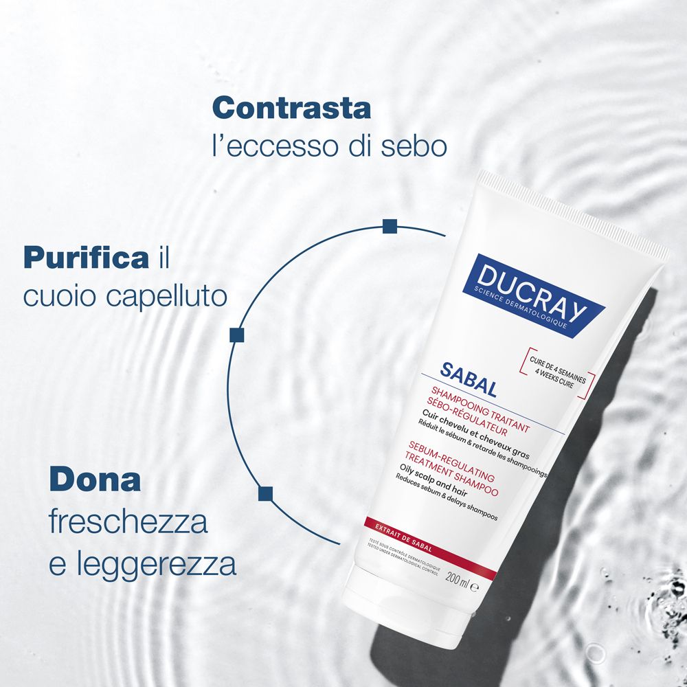 Tubo di prodotto su sfondo d'acqua. Testo: Contrasta l'eccesso di sebo, purifica il cuoio capelluto, dona freschezza e leggerezza.