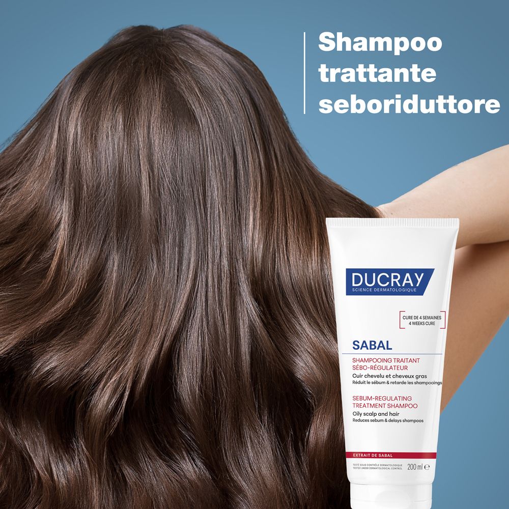 Tubo di prodotto accanto a capelli castani. Testo: Shampoo per capelli grassi. Ducray Sabal Shampoo.