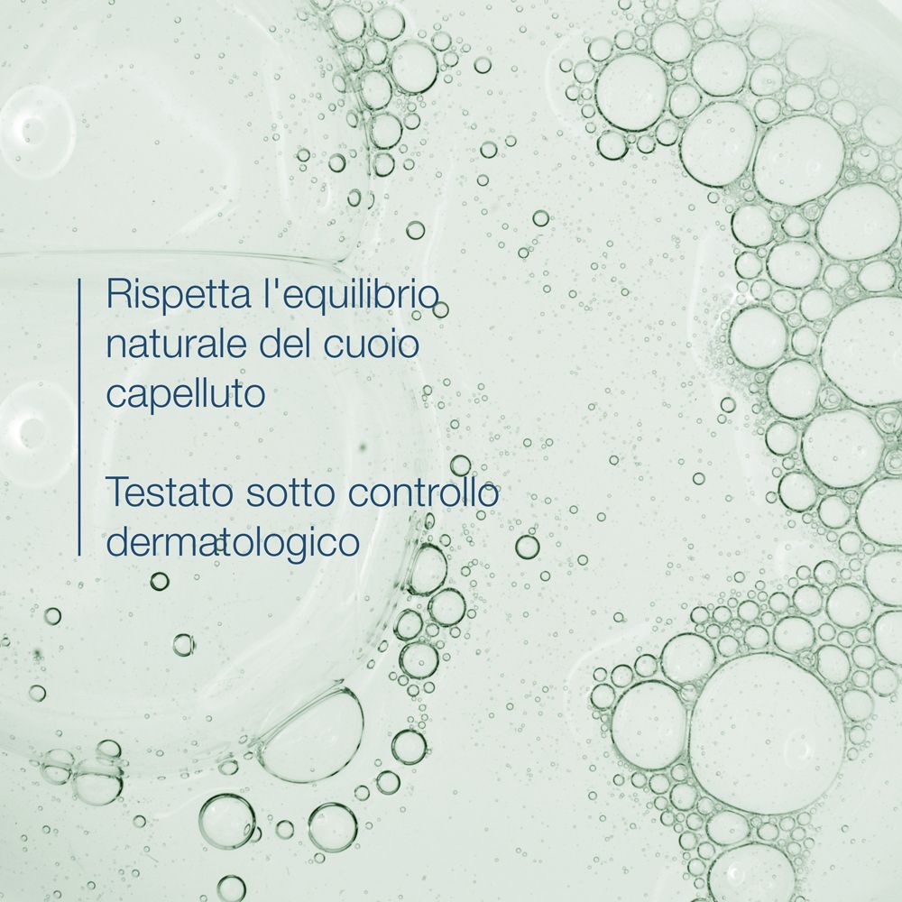 Primo piano di bolle d'acqua. Testo: Rispetta l'equilibrio naturale del cuoio capelluto. Testato sotto controllo dermatologico.