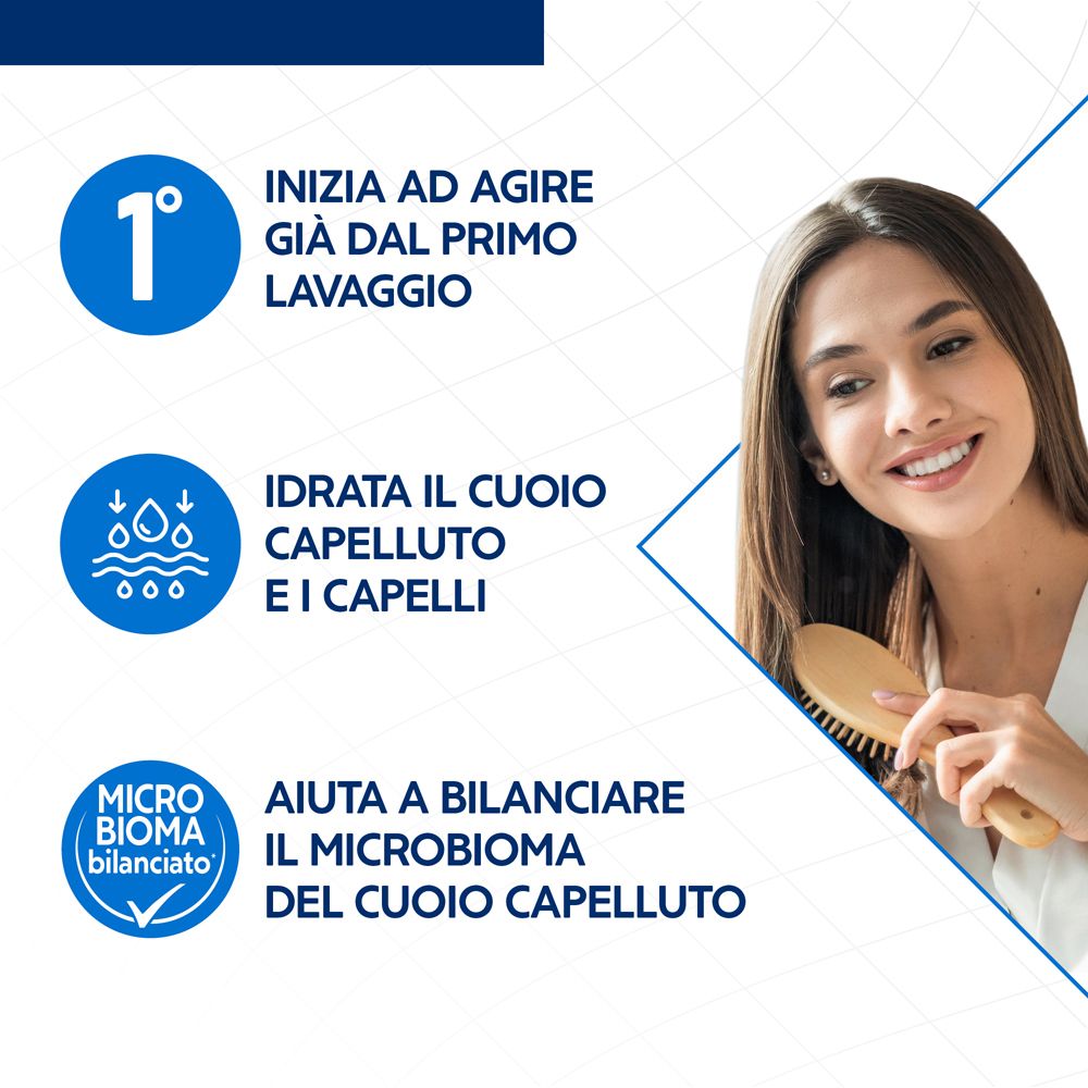 Donna che si spazzola i capelli. Testo: Agisce dal primo lavaggio, idrata cuoio capelluto e capelli, equilibra il microbioma.