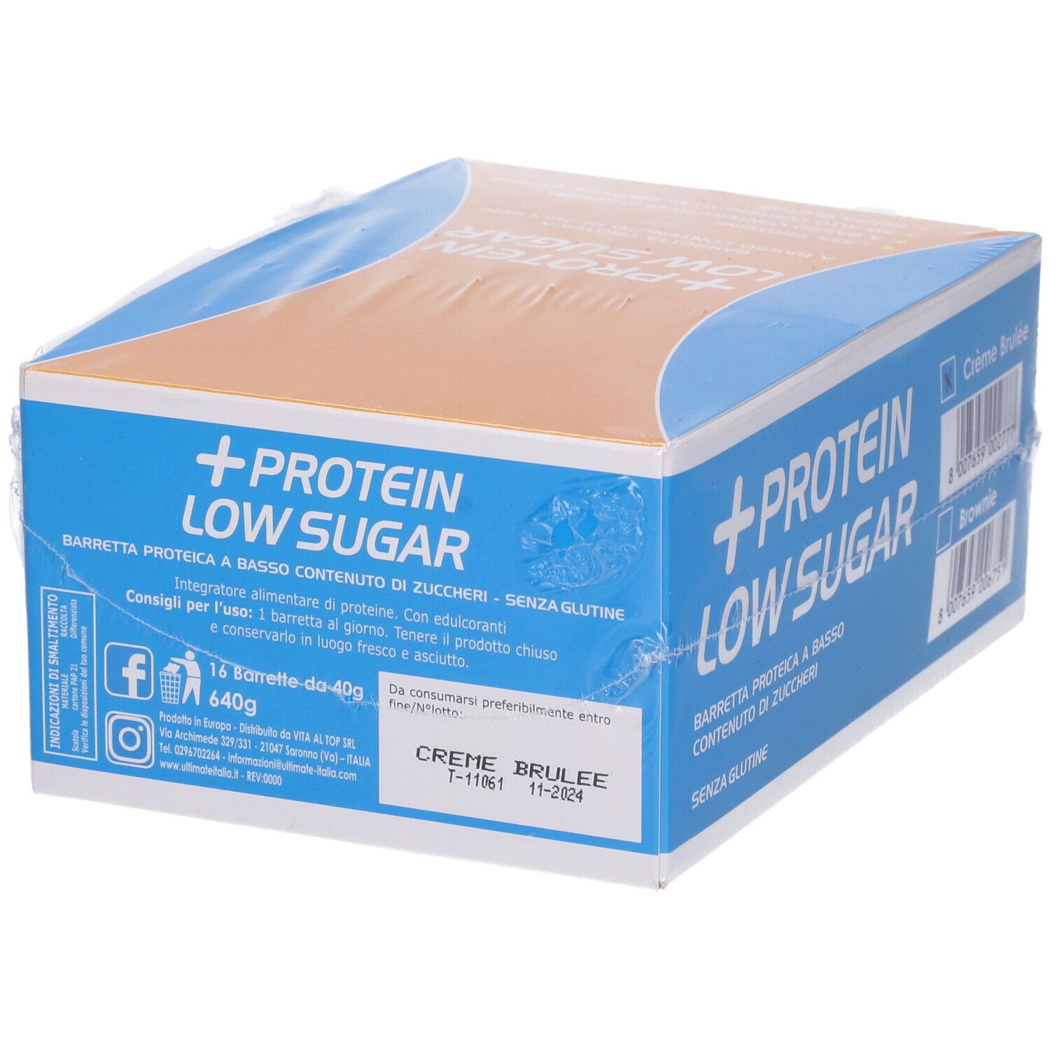 Confezione di barrette proteiche Low Sugar. Scatola blu e marrone con testo: +PROTEIN LOW SUGAR. Gusto: Crème Brûlée. Data di scadenza.