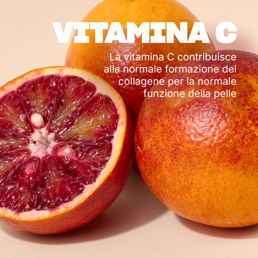 Arance rosse, una tagliata. Testo: VITAMINA C. La vitamina C contribuisce alla normale formazione del collagene.