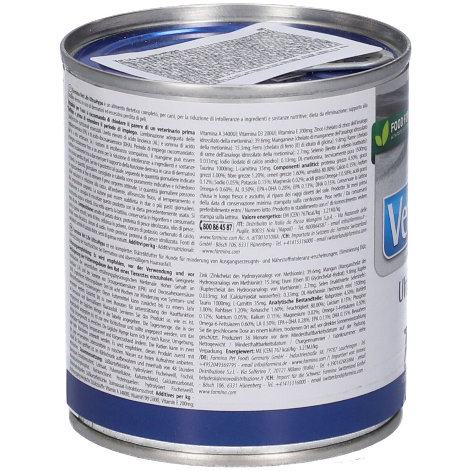 Retro della lattina di cibo per cani. Testo in più lingue. Lattina blu e argento. Elenco ingredienti e informazioni nutrizionali.