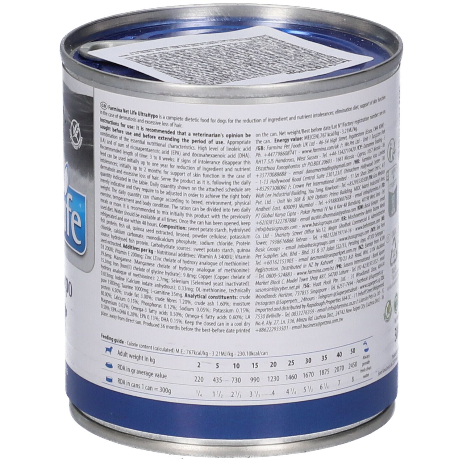 Retro della lattina di cibo per cani. Testo in più lingue. Lattina blu e argento. Raccomandazioni per l'alimentazione e informazioni nutrizionali.