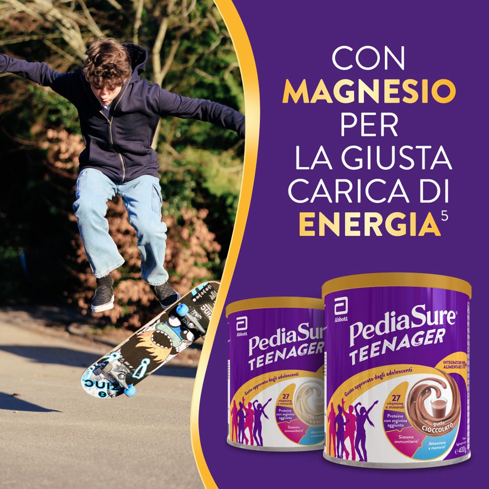 Due barattoli PediaSure Teenager. Un adolescente sullo skateboard. Contiene magnesio per l'energia. Da 11 anni.