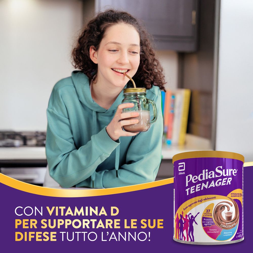 Una ragazza beve PediaSure Teenager. Barattolo sullo sfondo. Contiene vitamina D. Per le difese immunitarie. Da 11 anni.