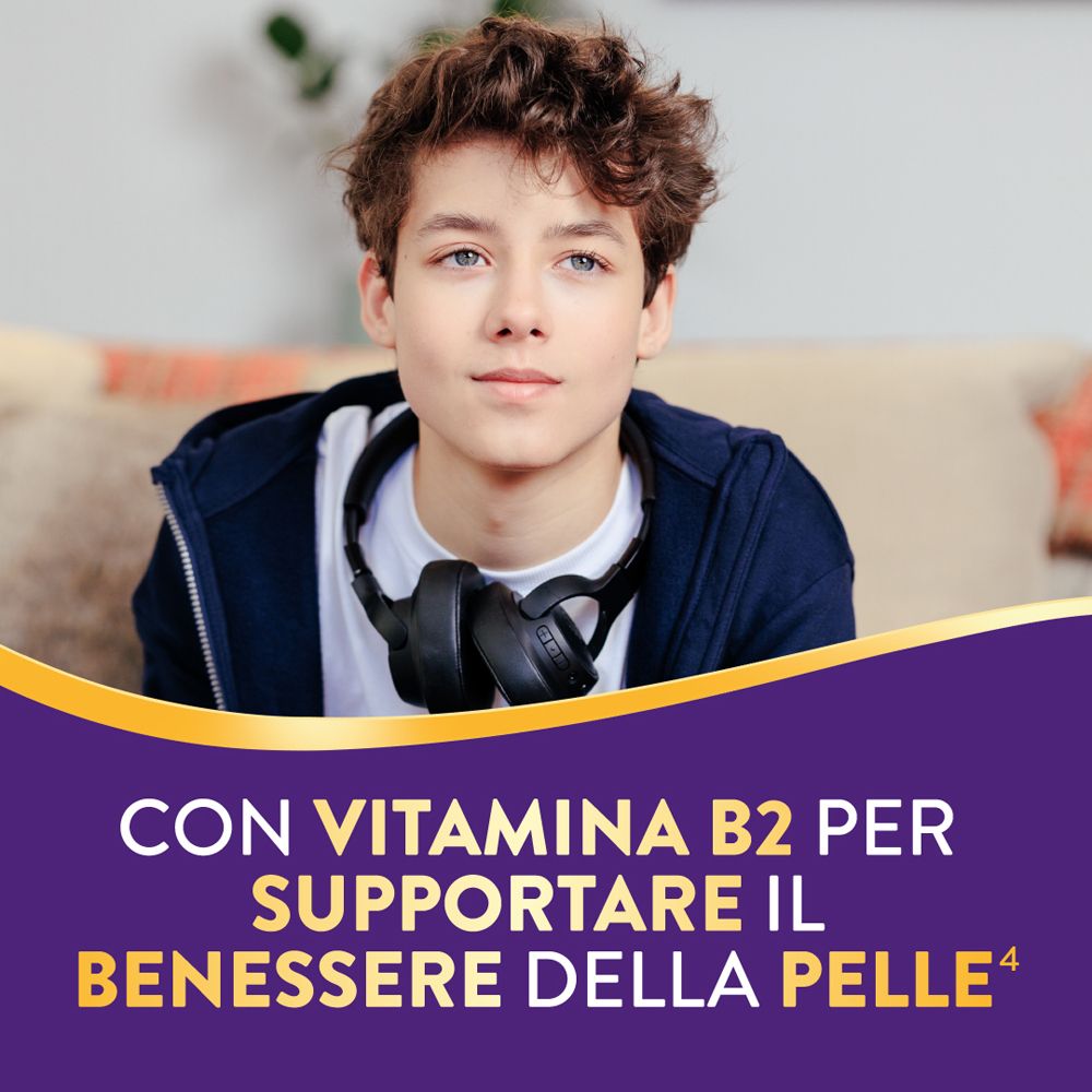 Un adolescente con cuffie. PediaSure Teenager sullo sfondo. Contiene vitamina B2 per la pelle. Da 11 anni.