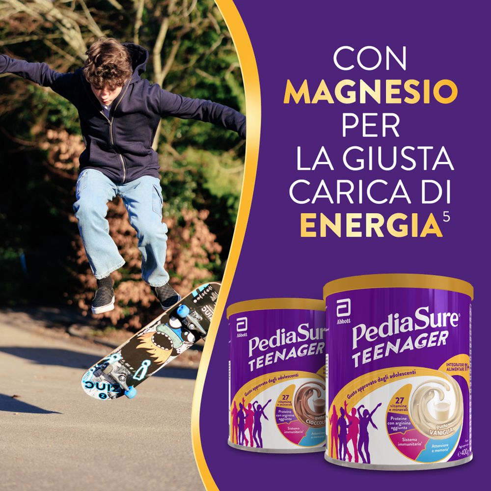 Due lattine di PediaSure Teenager. Un adolescente salta con uno skateboard. Testo: Con magnesio per la giusta carica di energia.