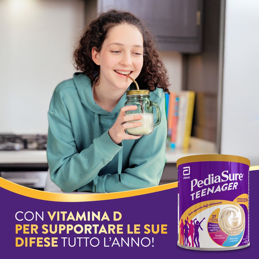 Una ragazza beve da un bicchiere. Accanto, una lattina di PediaSure Teenager. Testo: Con vitamina D per supportare le sue difese.