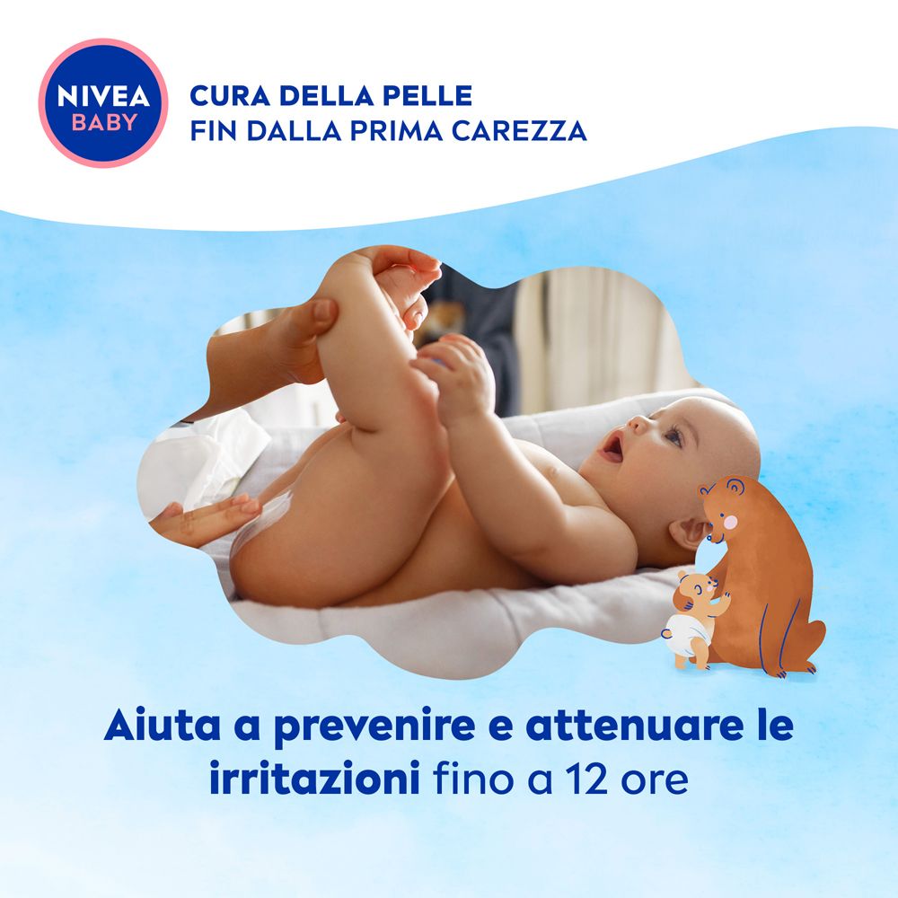 Bambino supino, cambio pannolino. Illustrazione di un orso.