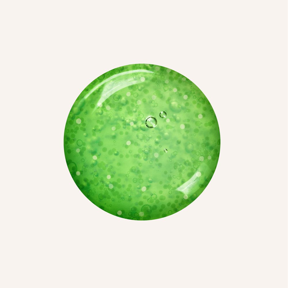 Prodotto verde gelatinoso con particelle bianche. Forma rotonda. Su sfondo chiaro.