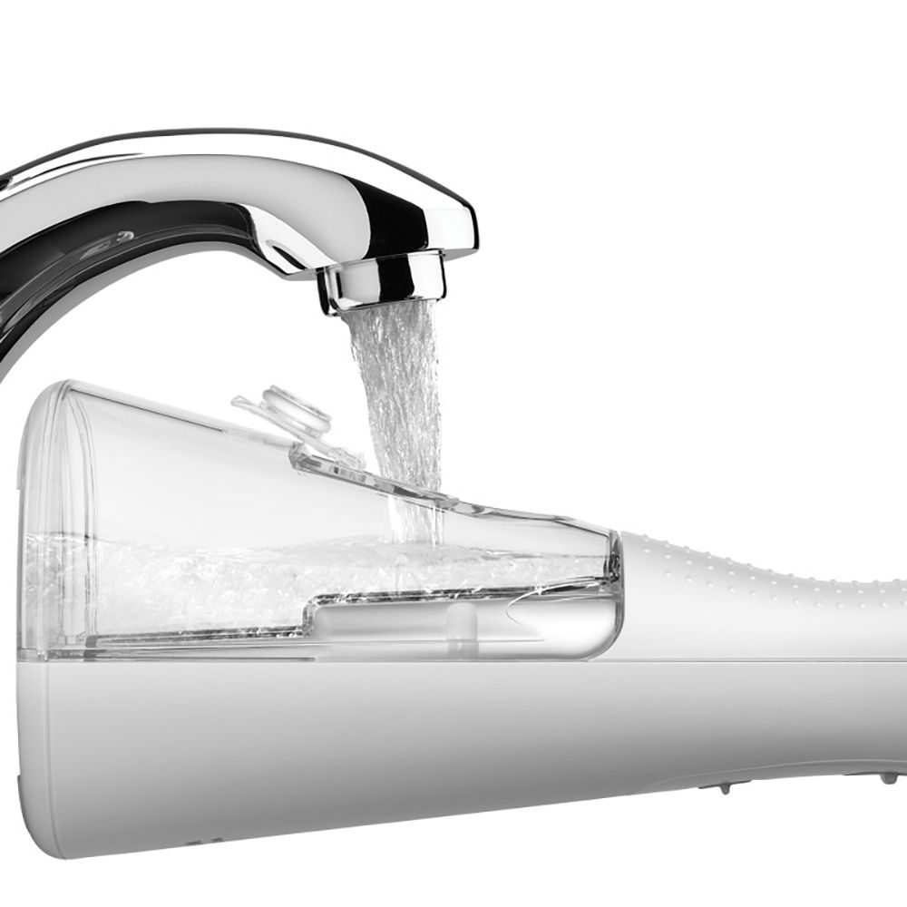 L'acqua viene versata nel serbatoio dell'idropulsore. Il serbatoio è trasparente.