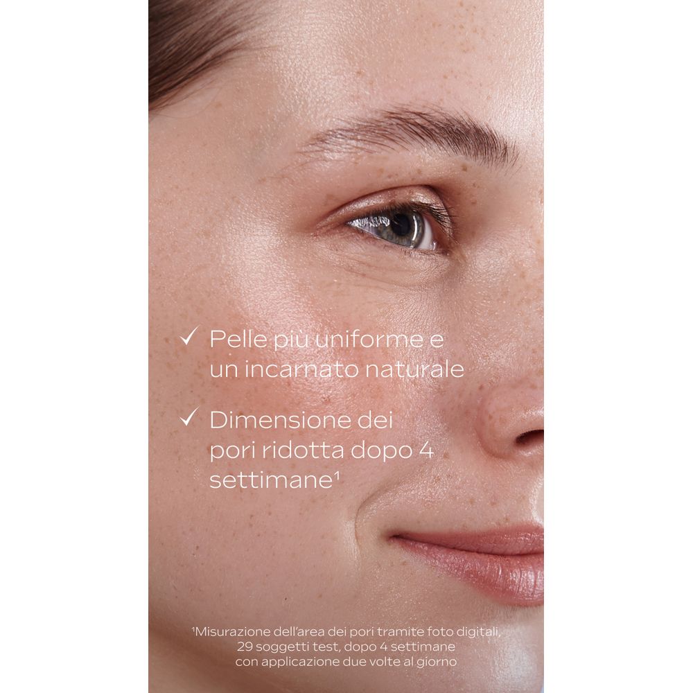 Primo piano di un viso. Testo: Pelle più uniforme e un incarnato naturale. Dimensione dei pori ridotta.