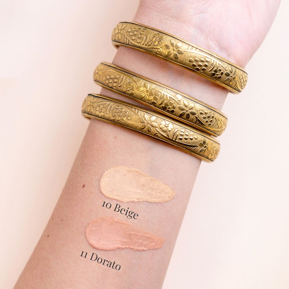 Braccio con tre bracciali dorati. Due campioni colore: 10 Beige e 11 Dorato. BB Cream.