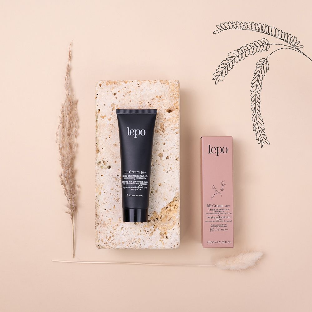 LEPO BB Cream 50+ su pietra. Tubo nero e confezione. Testo: BB Cream 50+, SPF 50+.