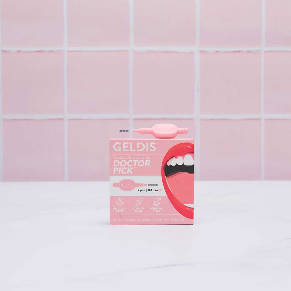 Confezione rosa con scovolino. Logo Geldis Doctor Pick. Su piastrelle rosa.