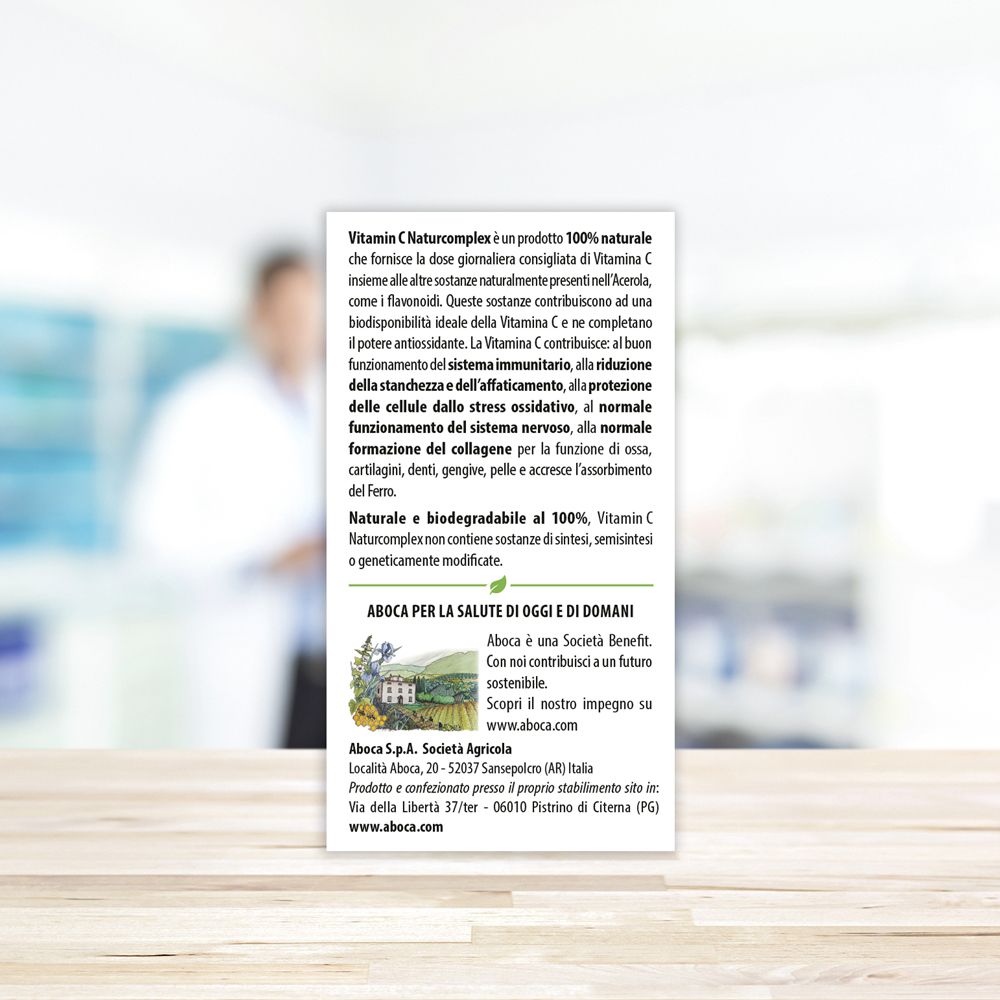 Retro della confezione bianca. Testo in italiano. Logo Aboca. Sfondo sfocato.