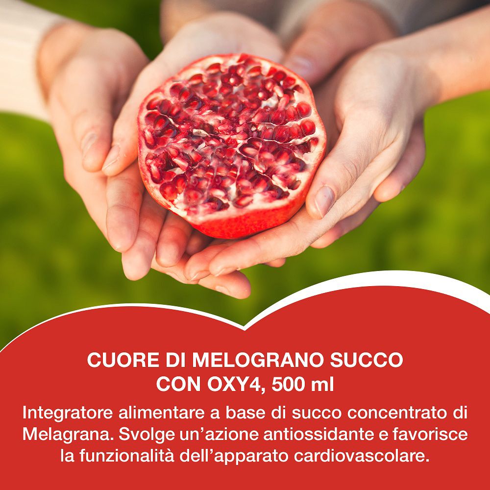 Mani che tengono una metà di melograno tagliata. Testo in basso: 'CUORE DI MELOGRANO SUCCIO CON OXY4, 500 ml'.