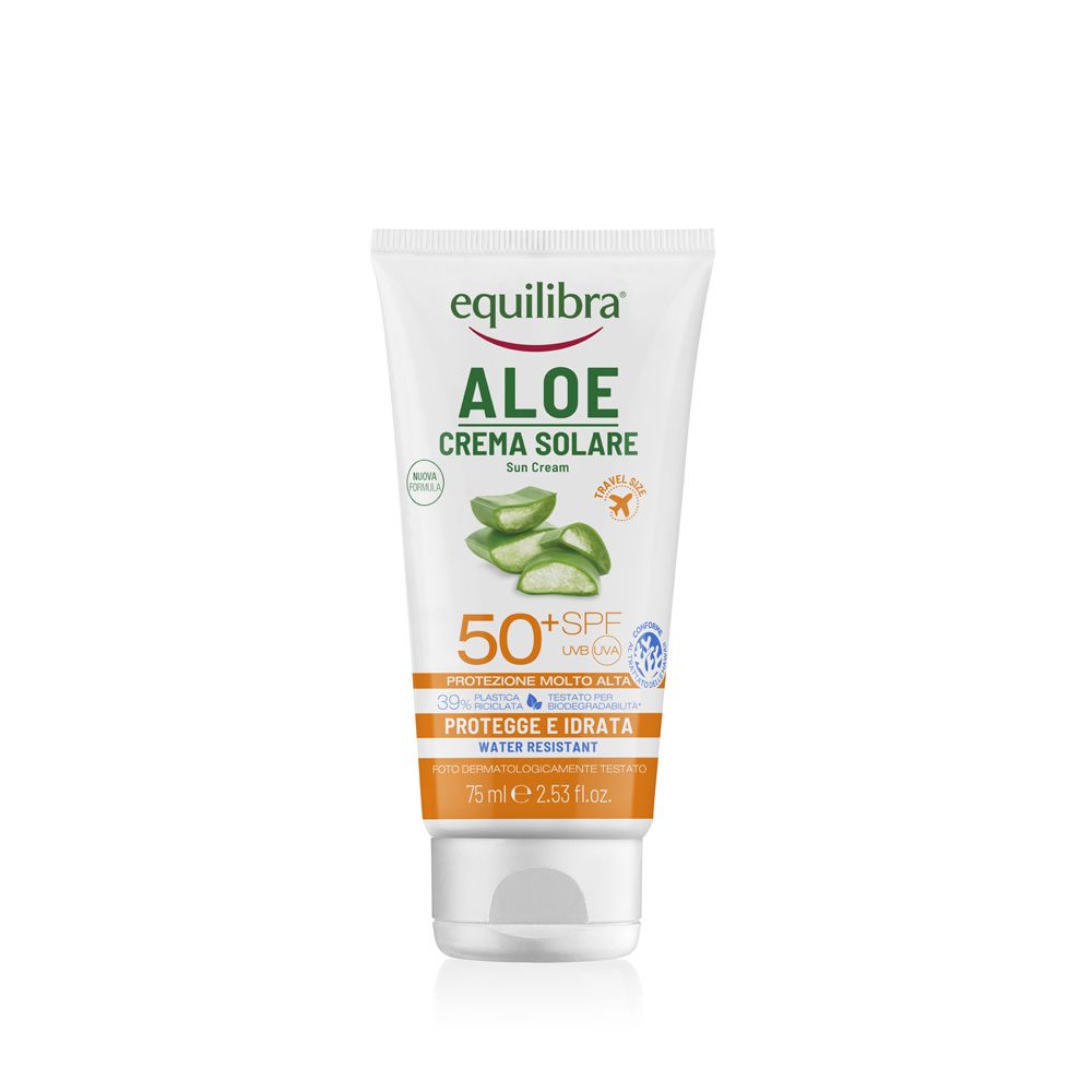 Tubo bianco di crema solare. Scritta: Equilibra Aloe Crema Solare 50+ SPF. Contiene Aloe Vera. Resistente all'acqua.