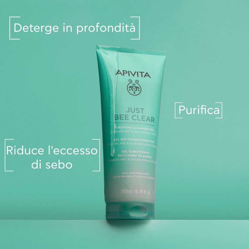 Tubo turchese con nome prodotto: JUST BEE CLEAR. Testi: Deterge in profondità, Purifica, Riduce l'eccesso di sebo.