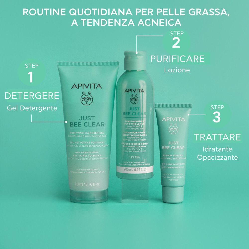 Tre prodotti. Testo: Routine quotidiana per pelli grasse, a tendenza acneica. Step 1: Detergere.