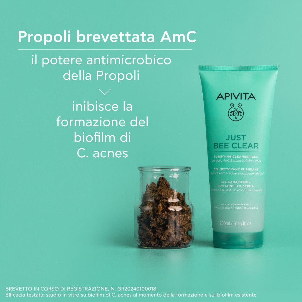 Tubo accanto a ingredienti. Testo: Propoli brevettata AmC. Inibisce la formazione del biofilm di C. acnes.