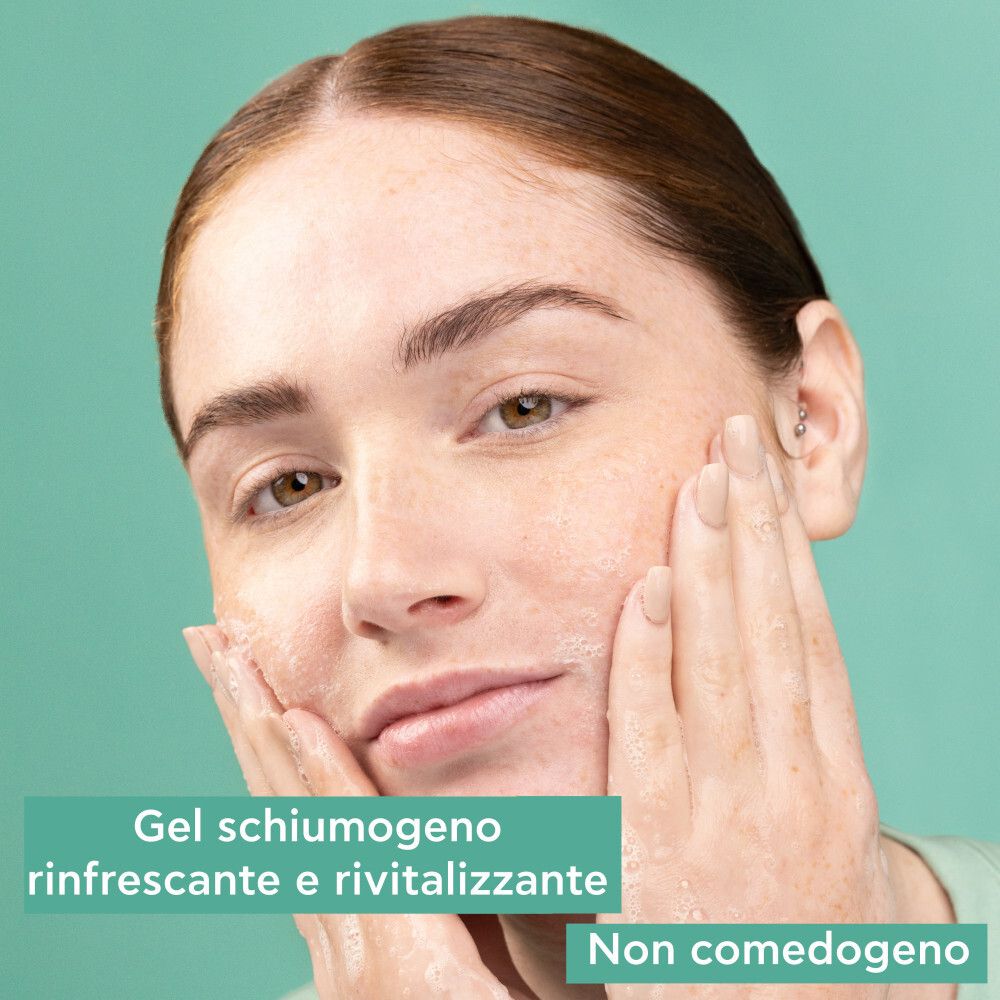 Donna si lava il viso. Testo: Gel schiumogeno, rinfrescante e rivitalizzante. Non comedogeno.