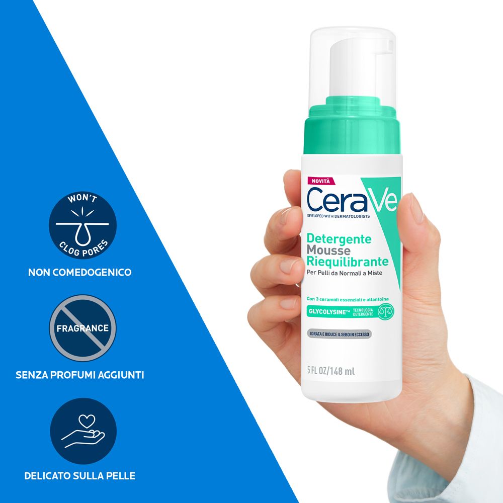 Mano che tiene CeraVe Mousse Detergente Riequilibrante. Testo e simboli.