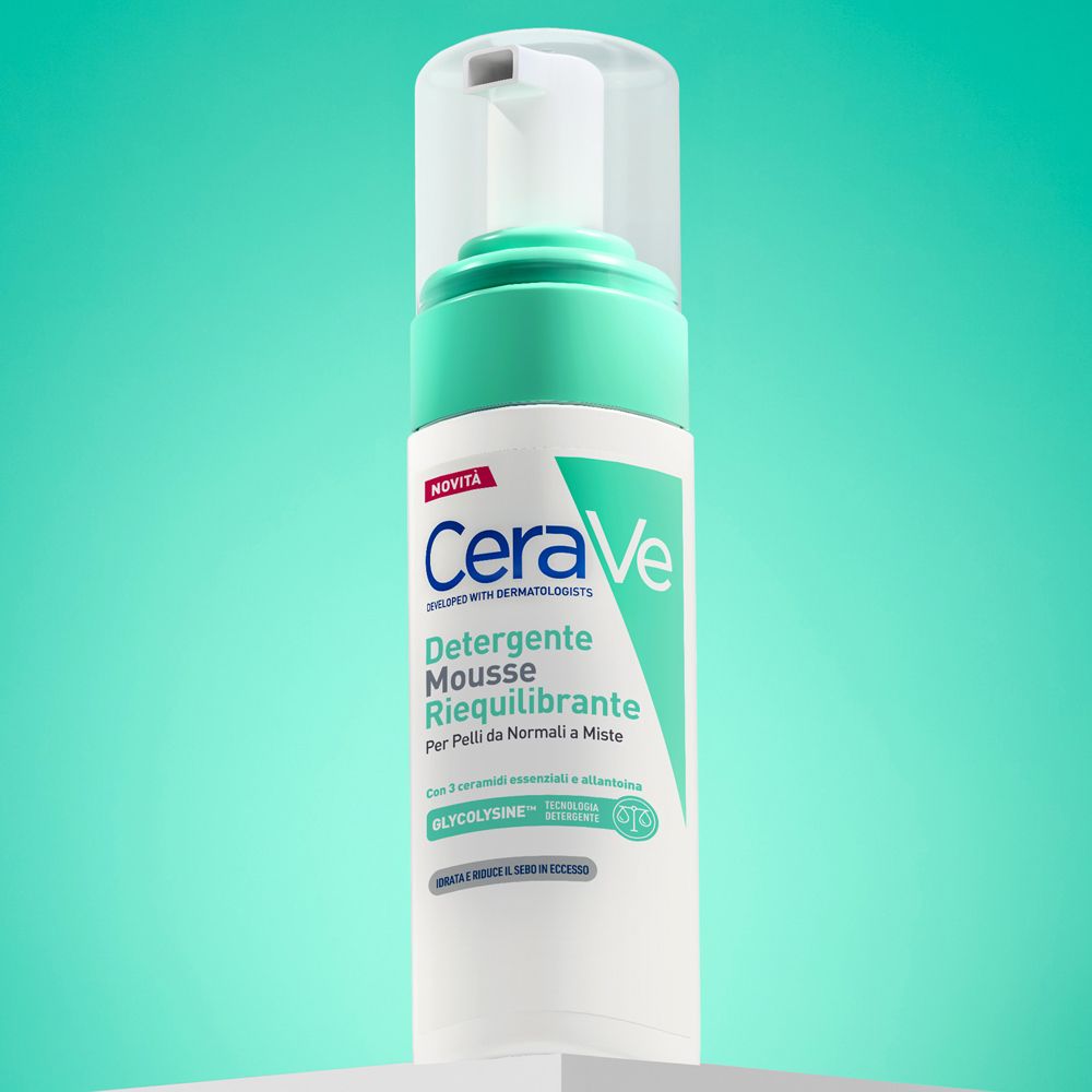 CeraVe Mousse Detergente Riequilibrante. Flacone su sfondo verde. Testo.