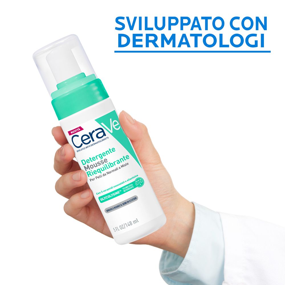 Mano che tiene CeraVe Mousse Detergente Riequilibrante. Testo.