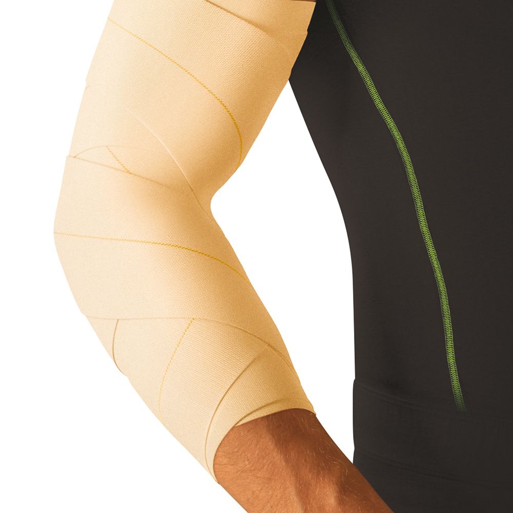 Gomito avvolto con benda elastica beige. Maglia sportiva nera con cucitura verde.