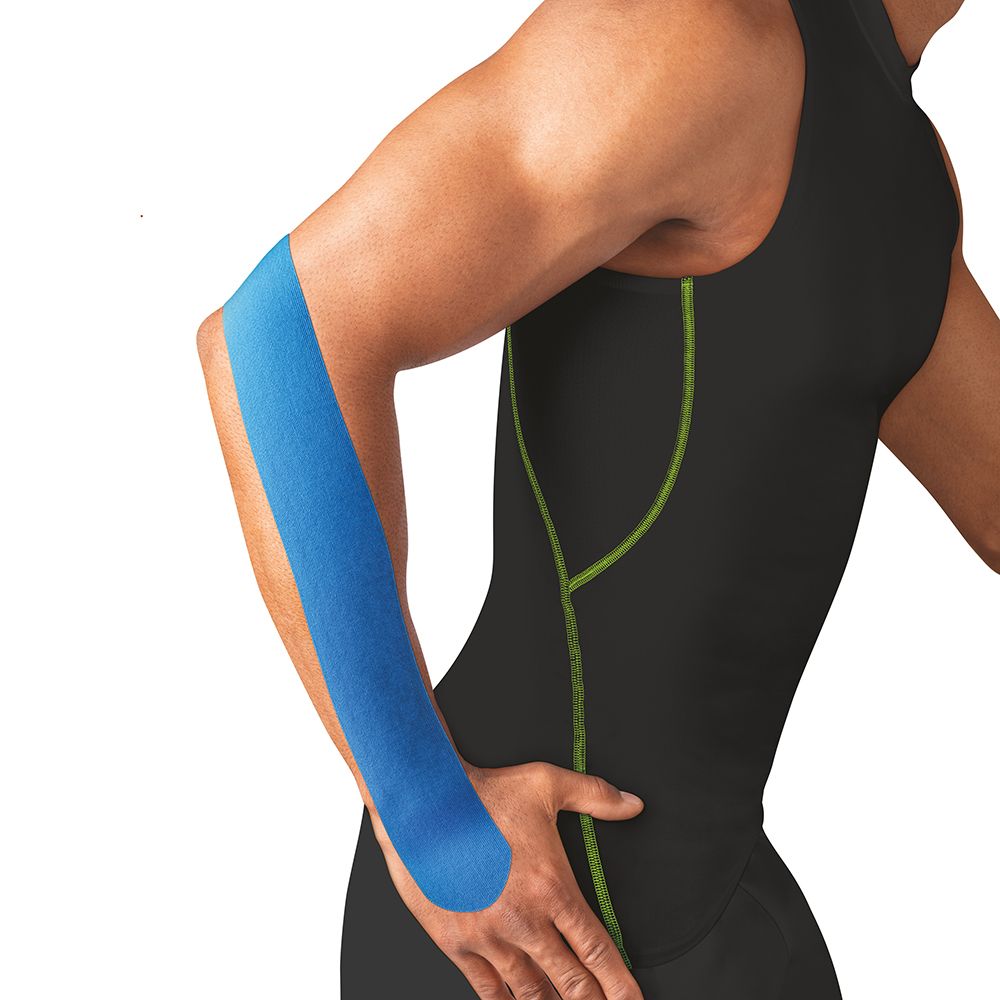Braccio con nastro kinesio blu. Abbigliamento sportivo nero. Sfondo bianco.