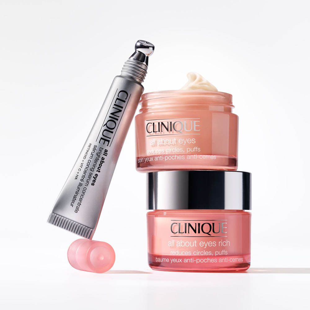 Clinique cura occhi: siero roll-on e due vasetti di crema rosa.