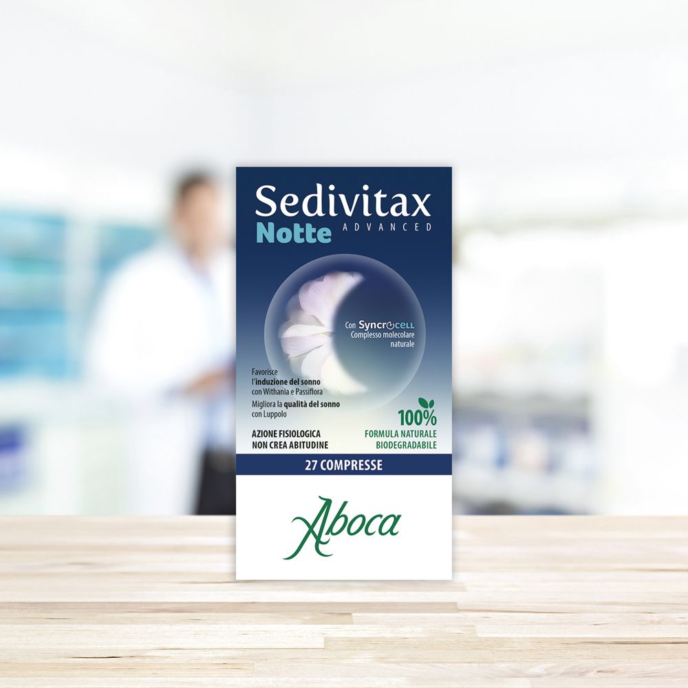 Scatola Sedivitax Notte Advanced. Bianca, blu e verde. 27 compresse. Sfondo: medico sfocato.