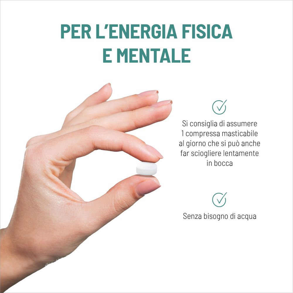 Mano che tiene una compressa masticabile bianca, rappresentante un integratore alimentare Equilibra.