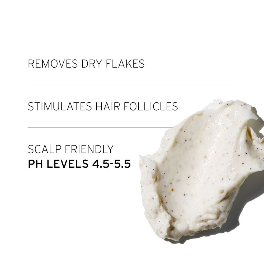 Primo piano di una crema. Testo: REMOVES DRY FLAKES, STIMULATES HAIR FOLLICLES, SCALP FRIENDLY PH LEVELS 4.5-5.5.